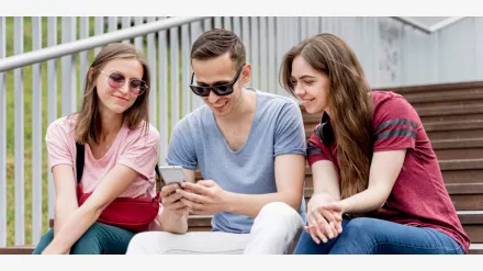 Telefonos játék a szabadban: hogyan találkozik a digitális és a valódi világ?
